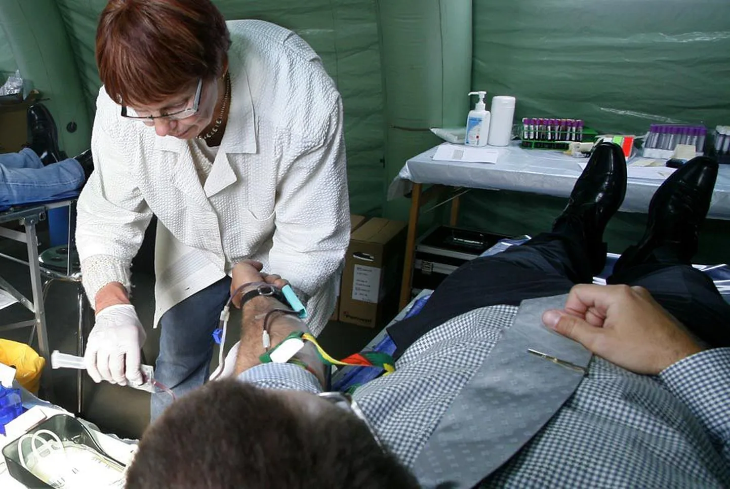 Viljandi doonorid on pidanud hepatiidipuhangu pärast üle aasta ootama, et saaks verd loovutada. Esimene doonoripäev ootab ees 27. novembril. Foto on tehtud septembrikuisest doonoripäevast Pärnus.