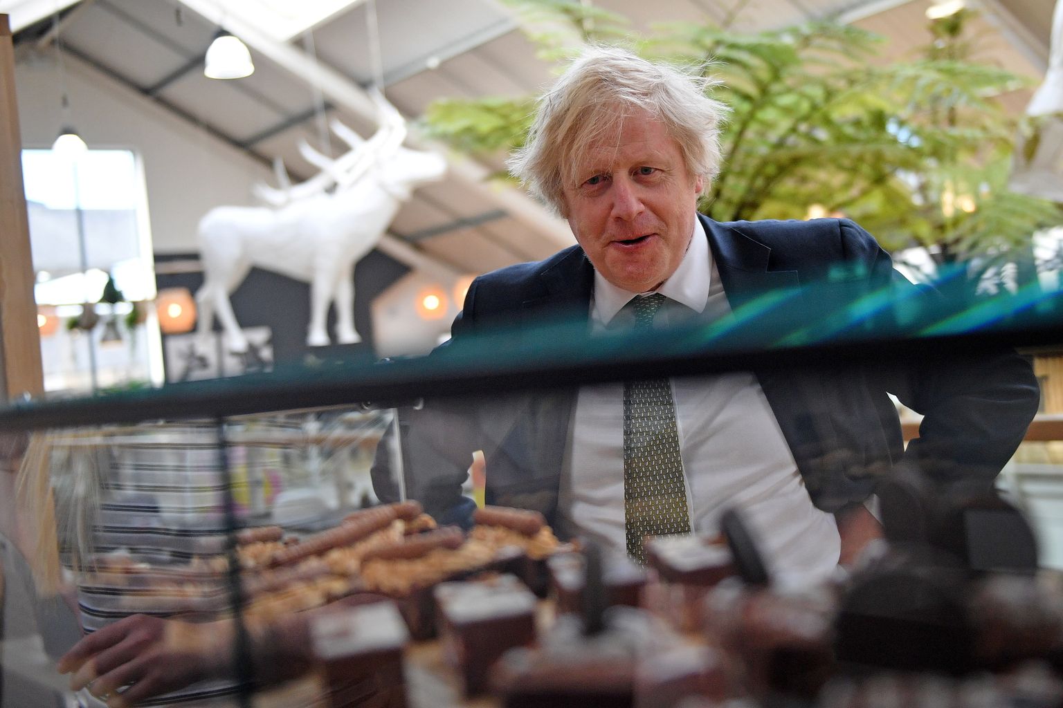 Ühendkuningriigi peaminister Boris Johnson mullu aprillis Cornwallis koogileti ääres. 2020. aasta juunis lukustusmeetmete aegu tähistas tema personal koogiga Johnsoni sünnipäeva, kuigi siseruumides oli lubatud koguneda vaid kahel inimesel.