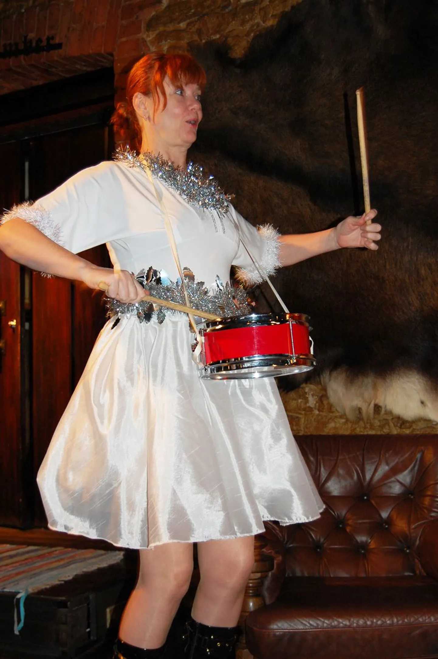 Liina Tennosaar «Nääripeos» trummi tagumas.
