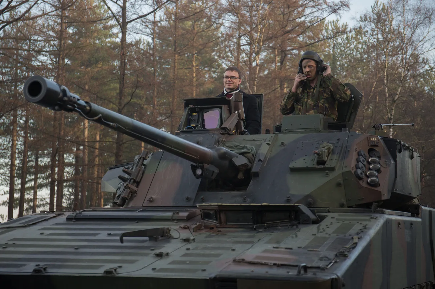 Kaitseminister Sven Mikser Hollandis lahingumasina CV 90 peal