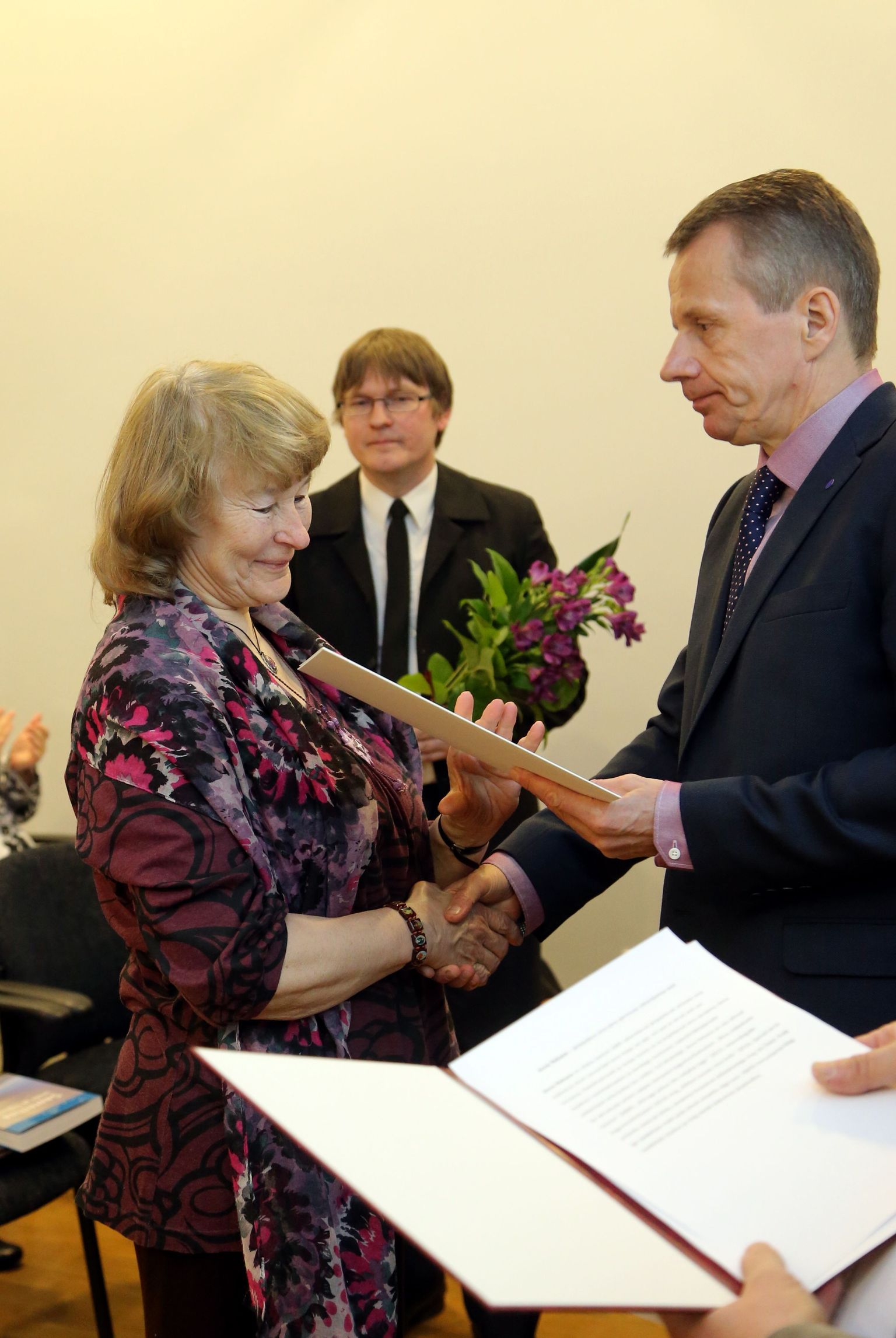 Eha Võso võtab vastu minister Jürgen Ligi õnnitlused preemia puhul.
