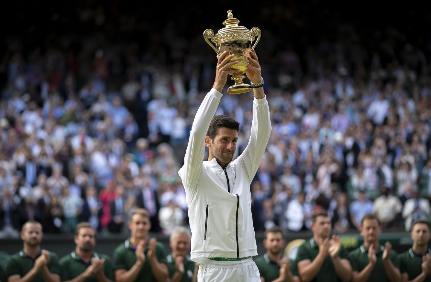 Djokovic Wimbledonis võidutrofeega