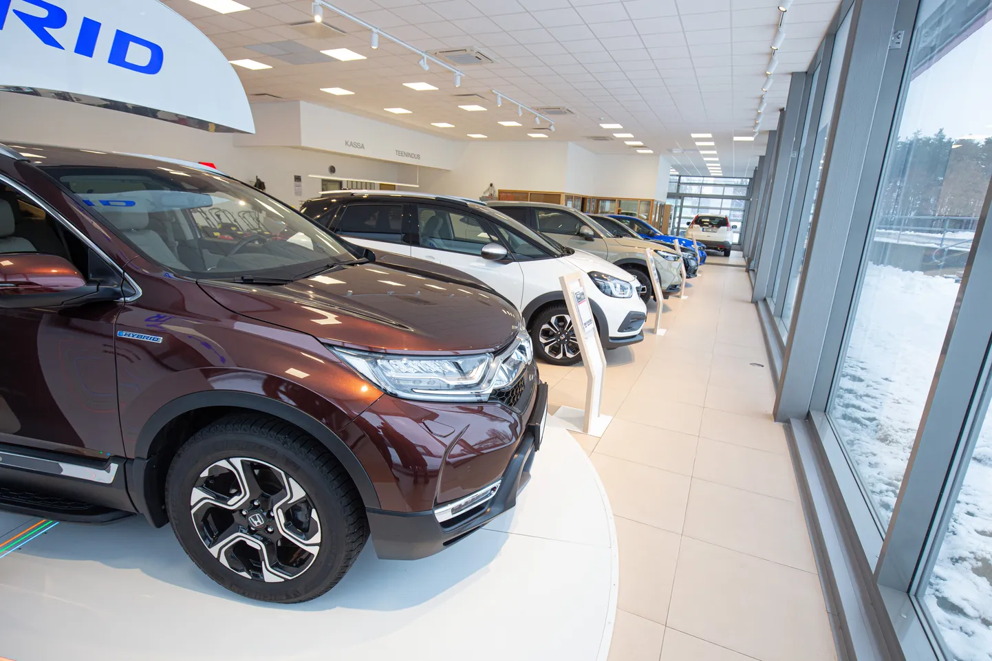 Autosalong LX Motors Viljandis. Foto on illustratiivne.