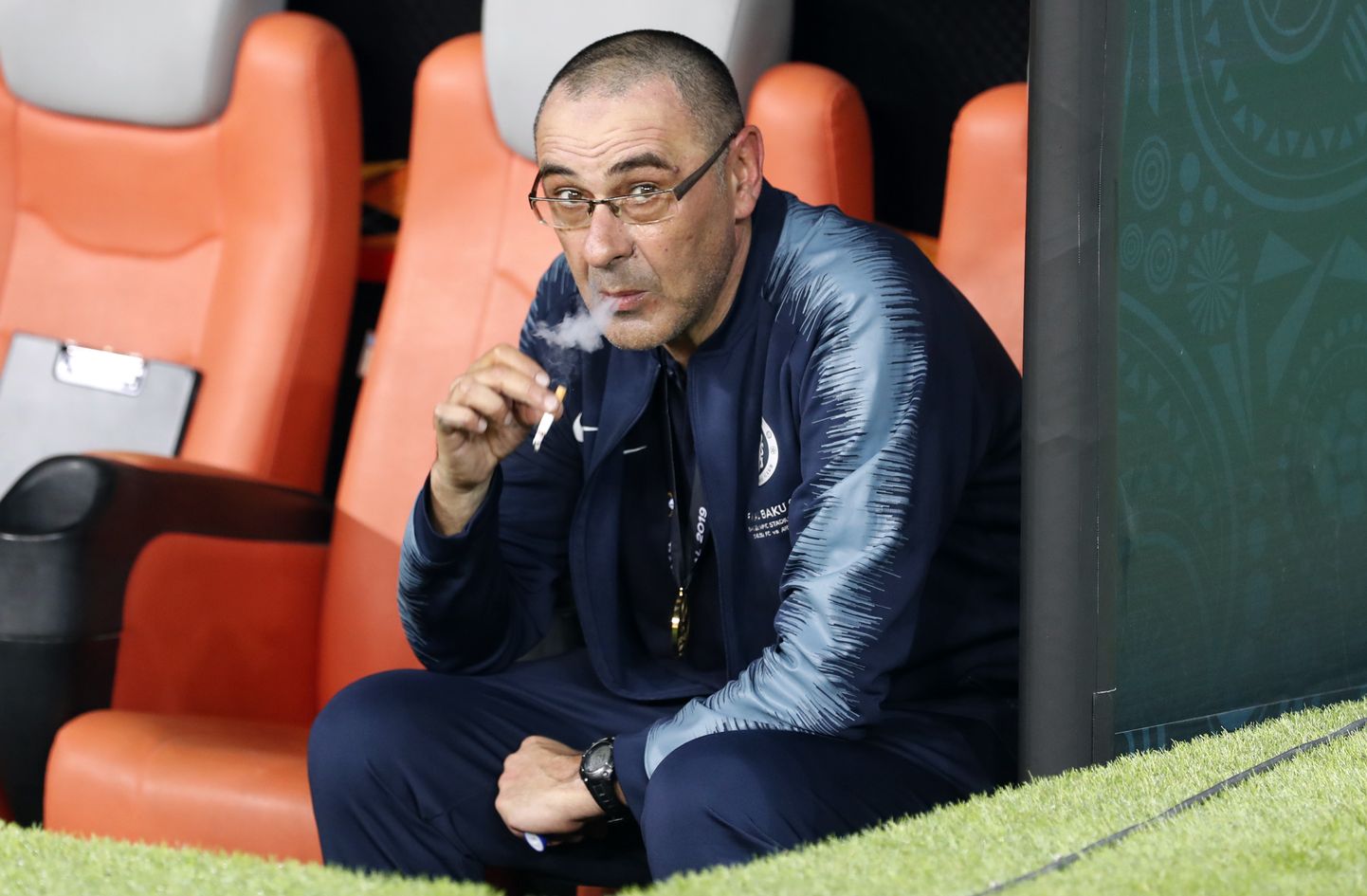Maurizio Sarri suitsetamas 2019. aasta Euroopa liiga finaalis, kui oli veel Londoni Chelsea peatreener.