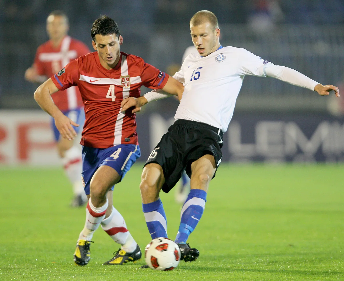Ragnar Klavan (paremal) heitlemas Gojko Kačariga.