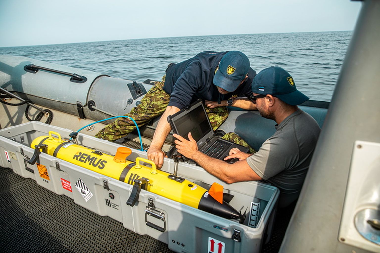 Гидролокационная команда водолазов ВМС ищет взрывные устройства на дне Нарвского залива в районе Силламяэ.
