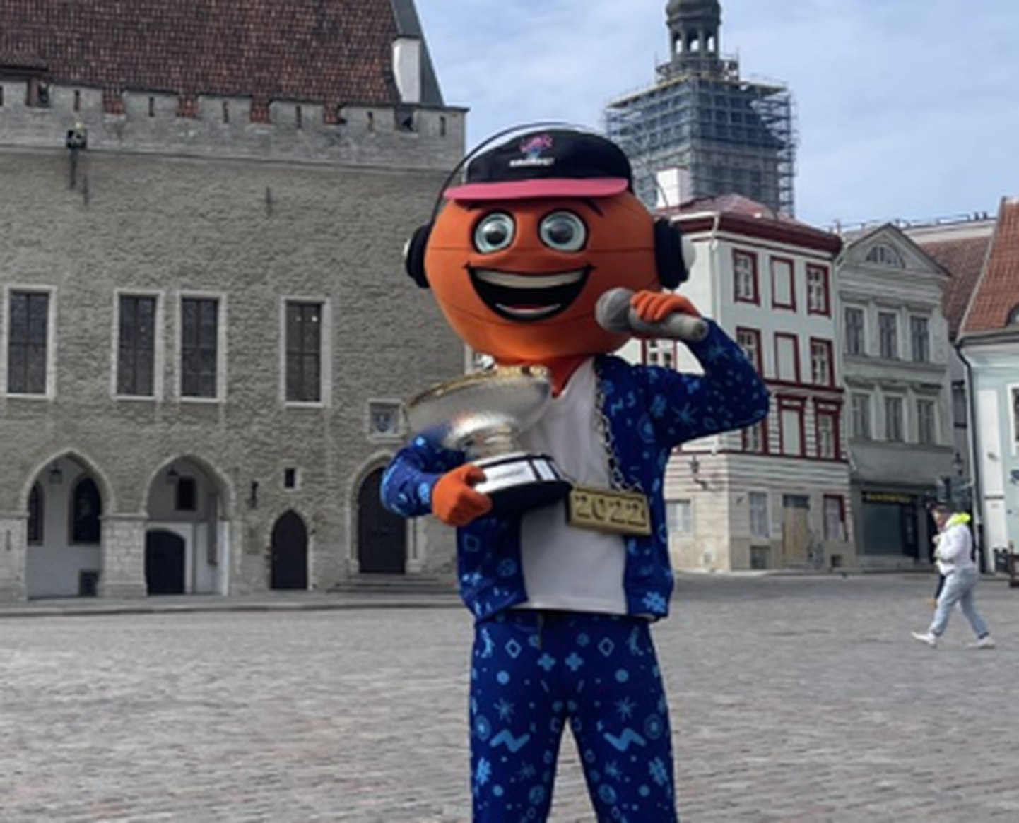 Tänavuse korvpalli EMi maskott Bounce koos turniiri võidukarikaga Tallinnas Raekoja platsil.