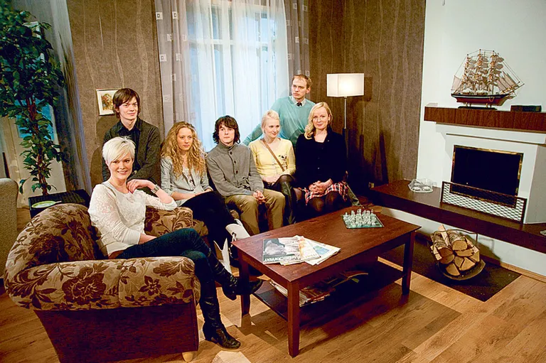 Seriaali «Elu keset linna» nooruslik näiteseltskond. Vasakult Liina Vahter (Eeva), Rene Tammeleht (Kristo), Henessi Schmidt (Mariliis), Henri Kuus (Ivo), Agnes Aaliste (Anni), Marko Leht (Henri) ja Kati Ong (Anna).