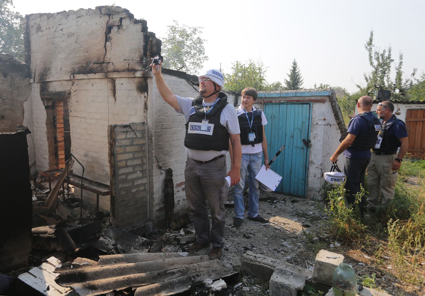 OSCE vaatlejad möödnud aasta novembris  Oleksandrivka külas Donetskis.
