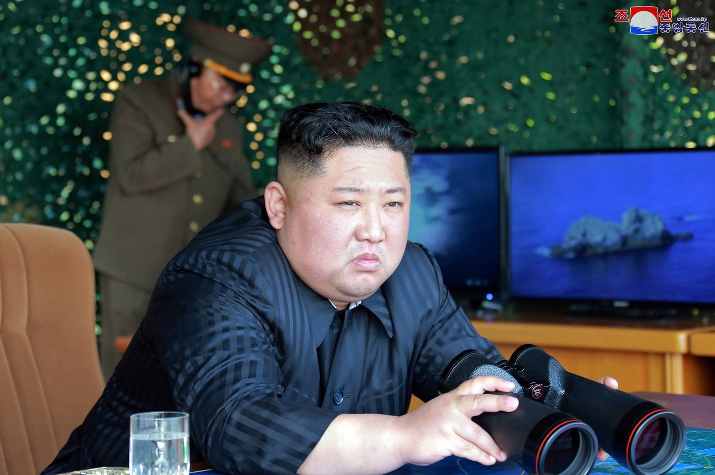 Põhja-Korea diktaator Kim Jong-un jälgimas laupäevast raketikatsetust.