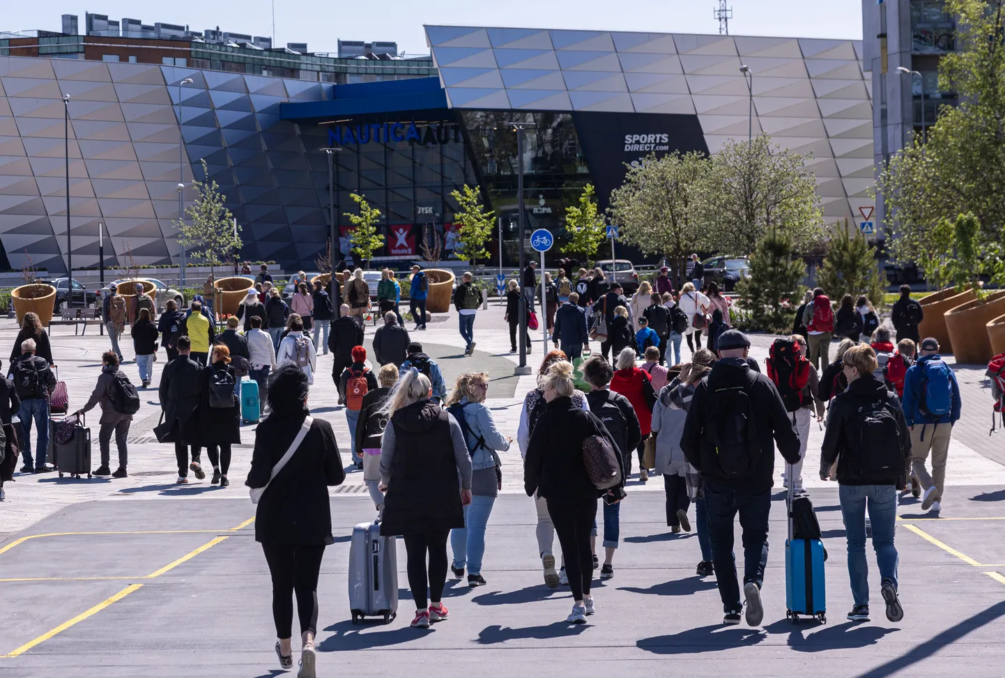 Laevaga Tallinnasse saabunud turistid sadamas.