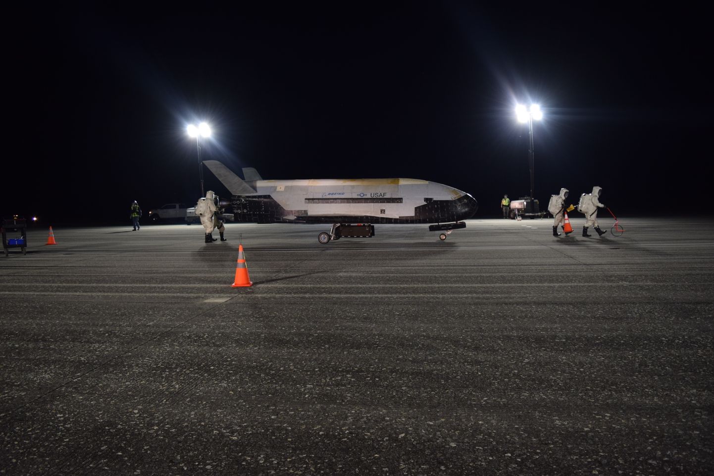 X-37B USAs Kennedy Kosmosekeskuse maandumisplatvormil.