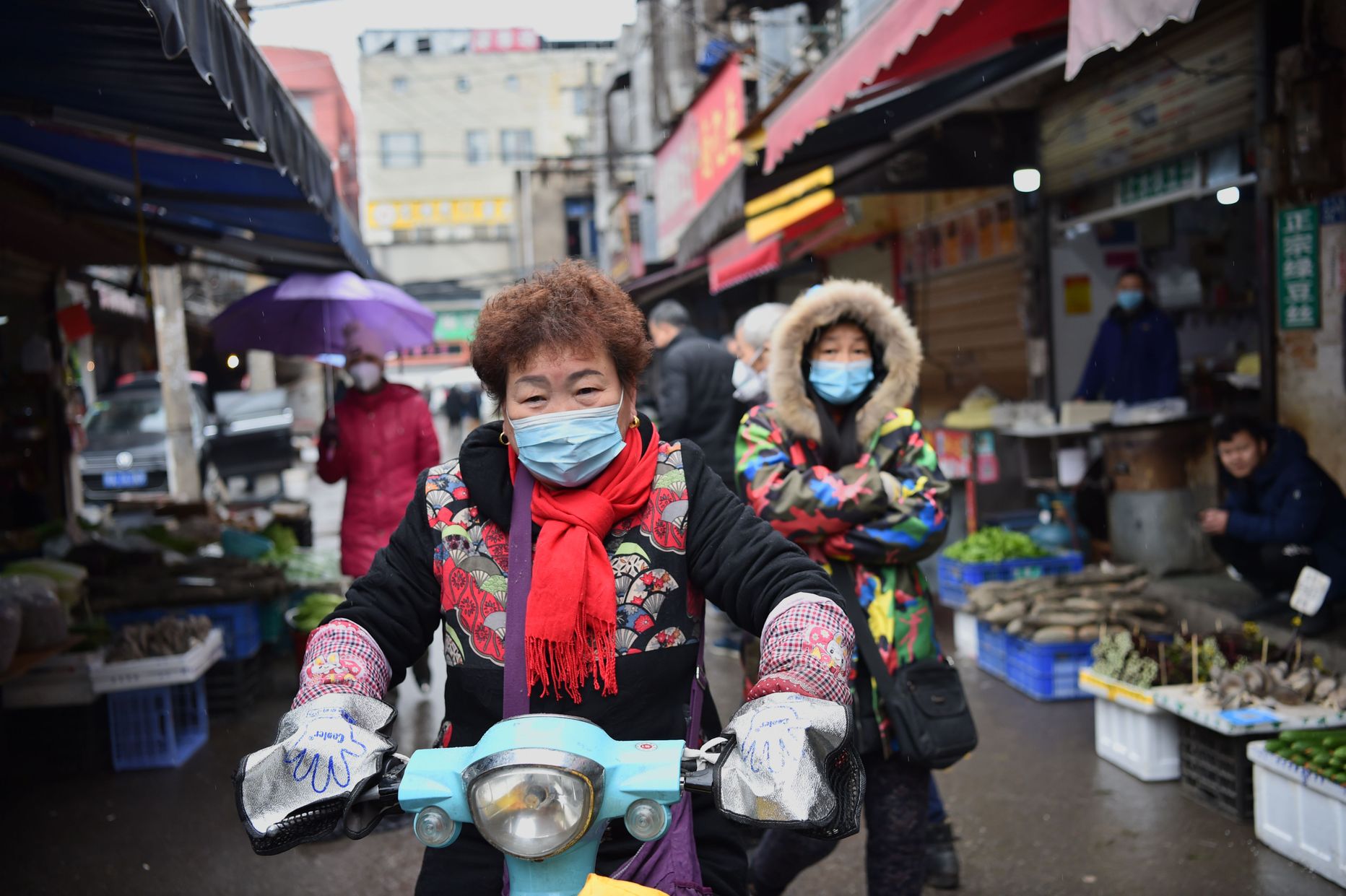 Wuhani üks turgudest, kohalikud kannavad hingamisteede kaitsmiseks maske