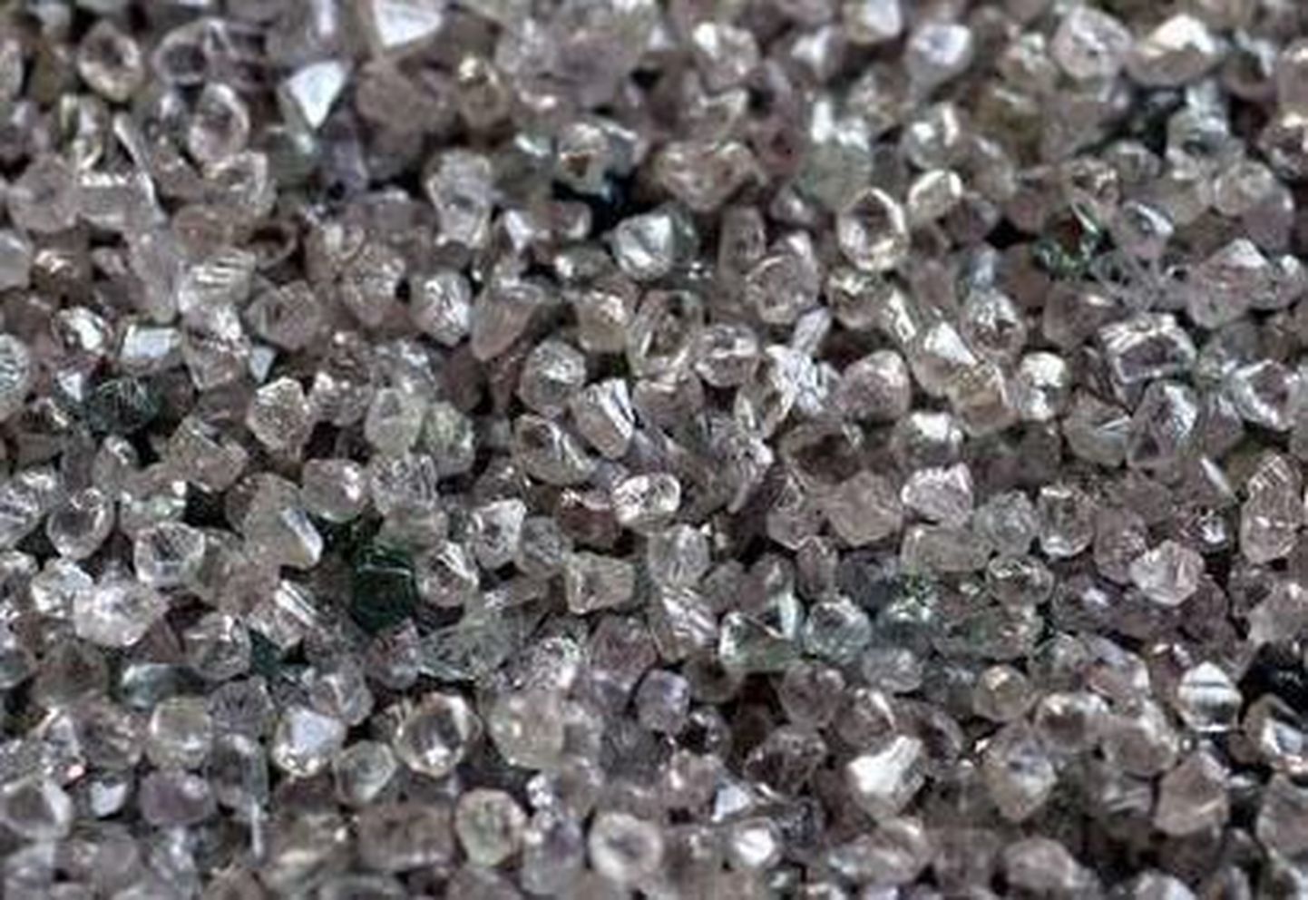Pildil on näide lihvimata teemantidest.