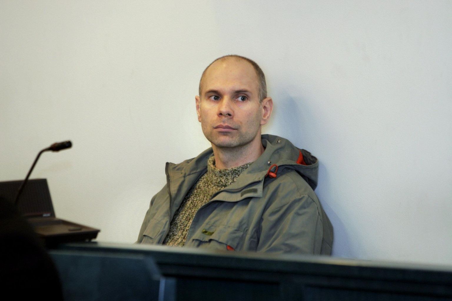 Kunagine narkopolitsei komissar Vallo Jäärats 2002. aastal kohtus, kus ta tingimisi vangi mõisteti.