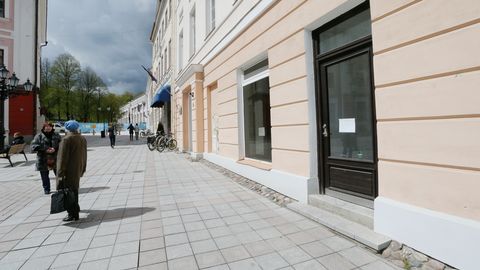 Stomatoloogiakliinik kolib Raekoja plats 6 majast oma osakonna uueks aastaks ära. Stomatoloogiakliinik kolib Raekoja plats 6 majast oma osakonna uueks aastaks ära.
