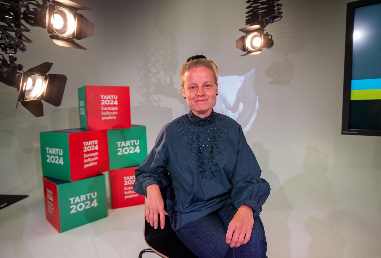 Tartuffi peakorraldaja Kristiina Reidolv istub ERMi sisustatud stuudios toolil, millel istunud intervjueerijad esitasid kahel päeval veebikaamera vahendusel küsimusi laias maailmas asunud viiele filmitegijale.