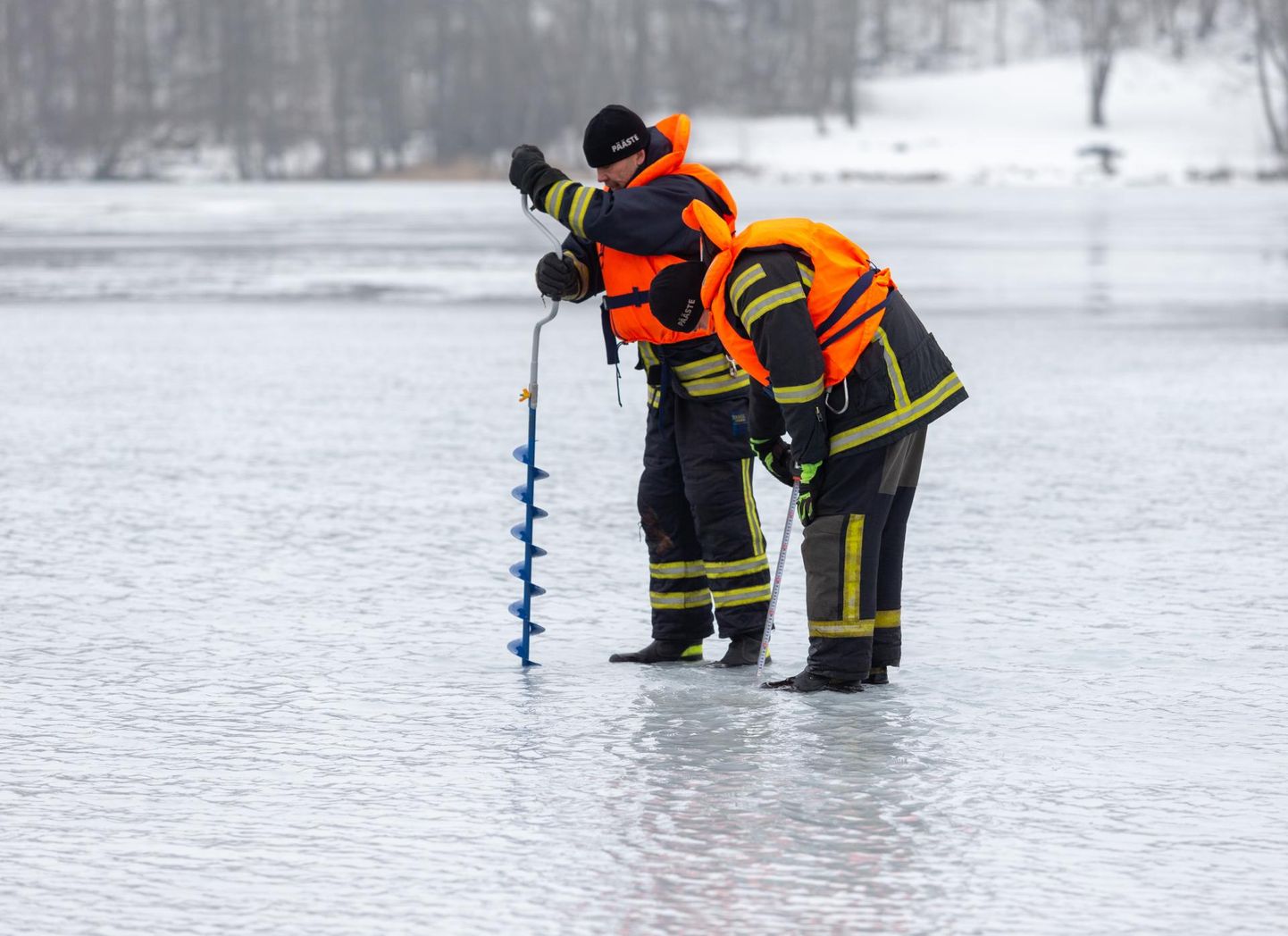 Teisipäeva pärastlõunal mõõtsid päästjad Viljandi järve jää paksust.