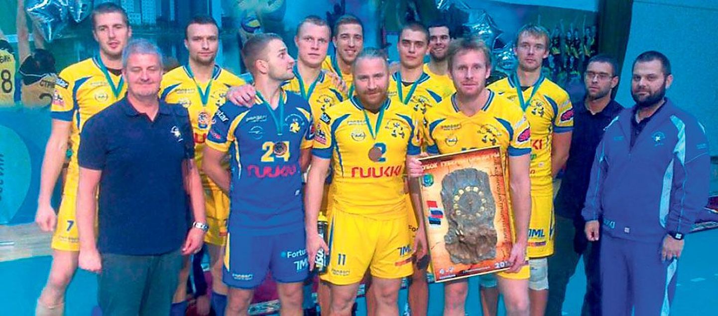 Pärnu võrkpalliklubi meeskond teenis hooaja esimese auhinna tugeval turniiril Venemaal.