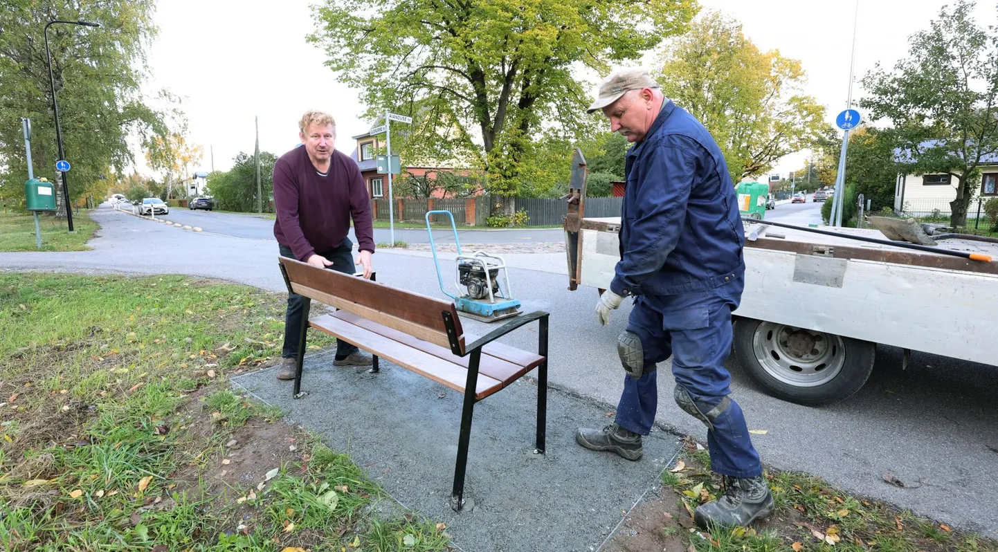 Kaasava eelarve võiduidee pinke paigaldava OÜ Lõunalaaned esindajad Valdek Tagel (vasakul) ja Nikolai Fedorov sättisid eile uut pinki paika Ülenurme ja Aianduse tänava ristmikule.