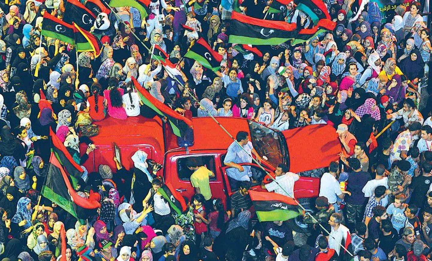 Тысячи ливийцев вчера вышли на улицы отраздновать свою победу — повстанцы достаточно легко взяли под свой контроль столицу Ливии Триполи.