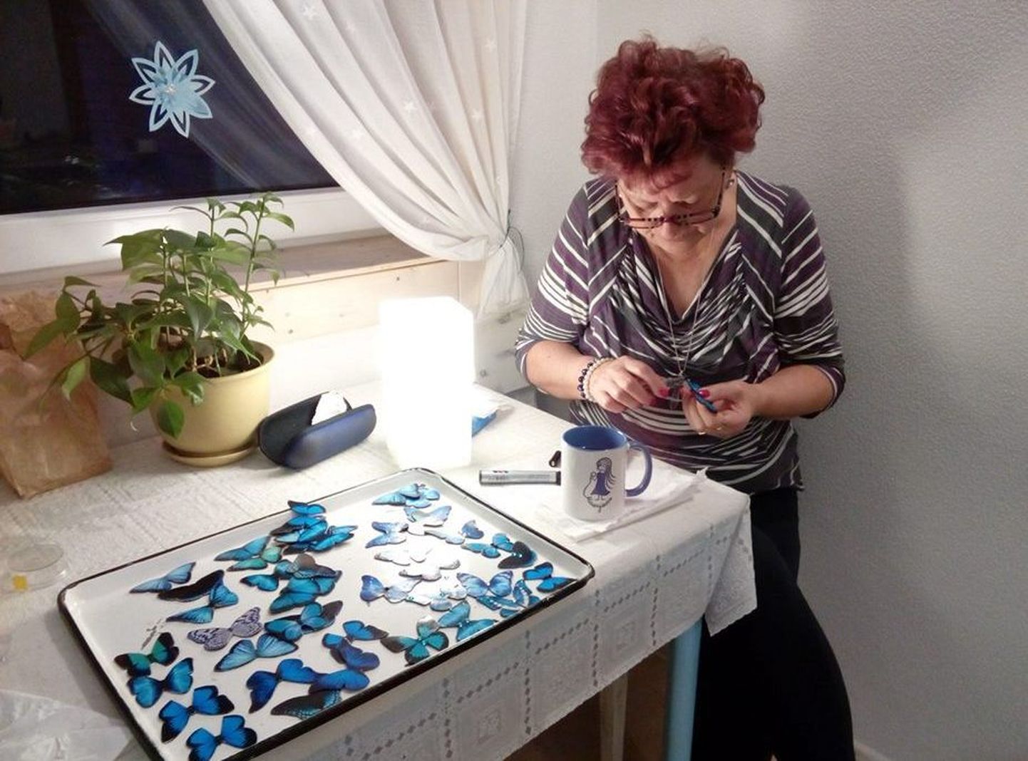 Väike-Maarja naiskodukaitsja Ellen Sepp on ametis liblikate valmistamisega.