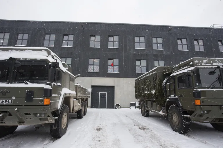 «Холодильник» британского солдата за окном казармы
