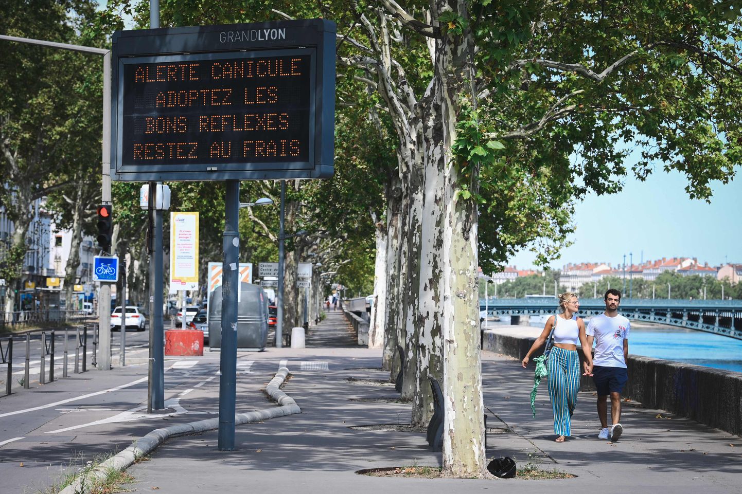 Lyonis hoiatavad võimud jalakäijaid kuumalaine eest.