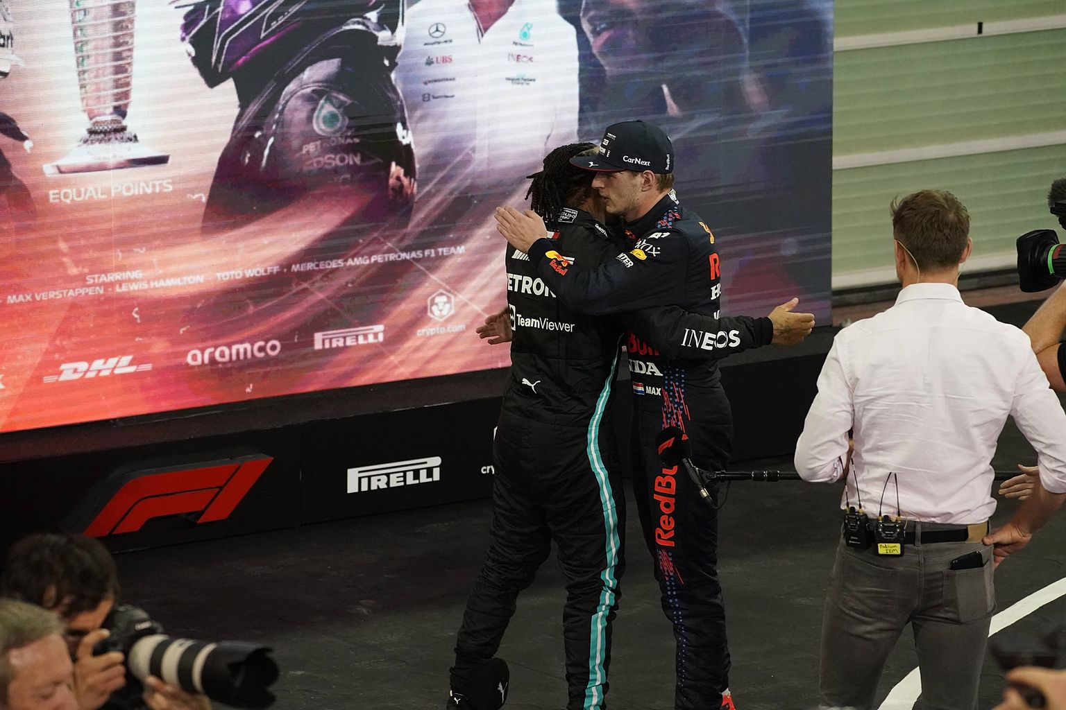 Kuigi poodiumil Mercedese piloot Lewis Hamilton (vasakul) ja Red Bulli sõitja Max Verstappen kallistasid, siis tagatubades võidakse MM-tiitli saatus ümber mängida.