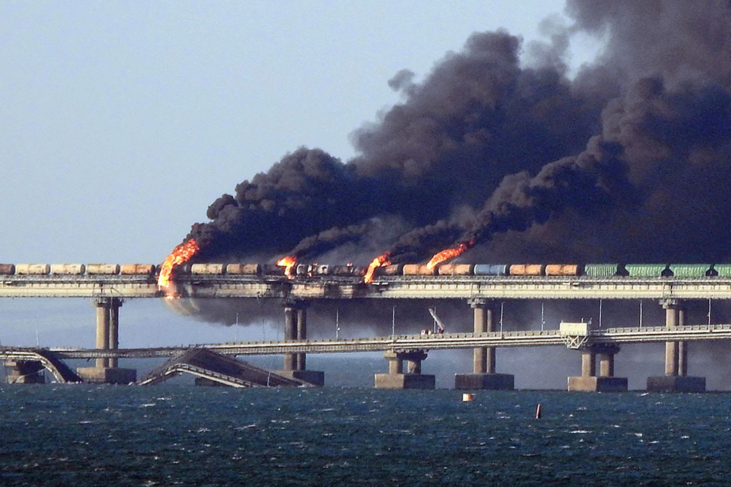Пожар на Крымском мосту.