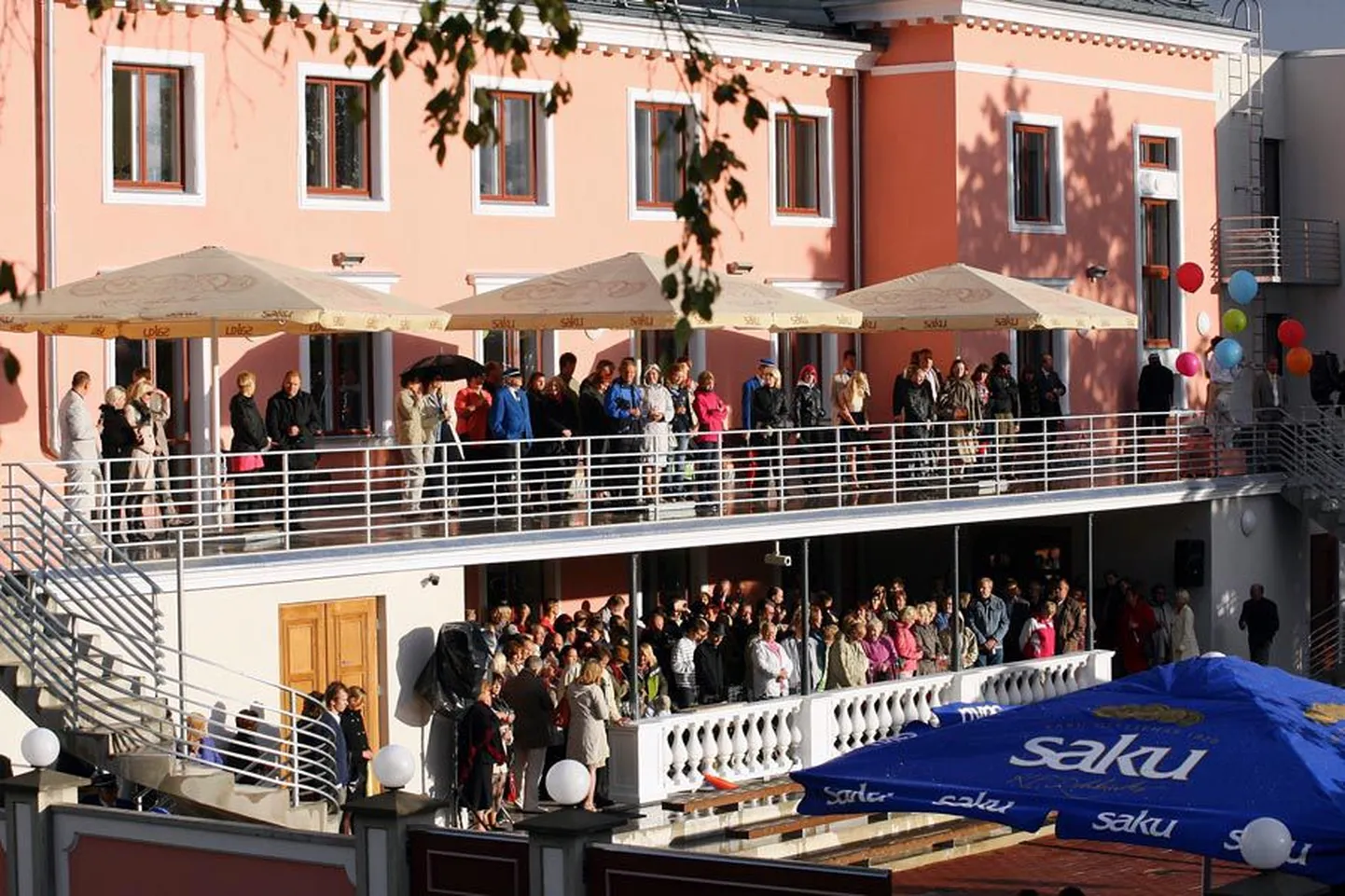 Viljandi linnavalitsuse alluvusse kuuluv Sakala keskus pakub laupäeva õhtul pärimusmuusika festivalile konkurentsi ansambliga Kõrsikud. Pildil on Sakala keskuse pidulik avamine 2012. aastal.