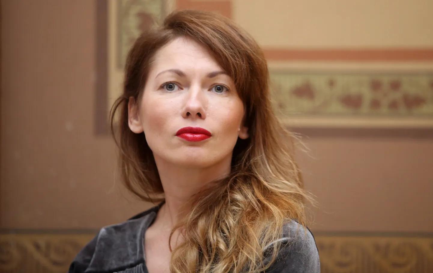 "Amoralle" zīmola radītāja Inese Ozola piedalās preses konferencē par Pētera Čaikovska operas "Jevgeņijs Oņegins" jauniestudējumu Latvijas Nacionālajā operā.