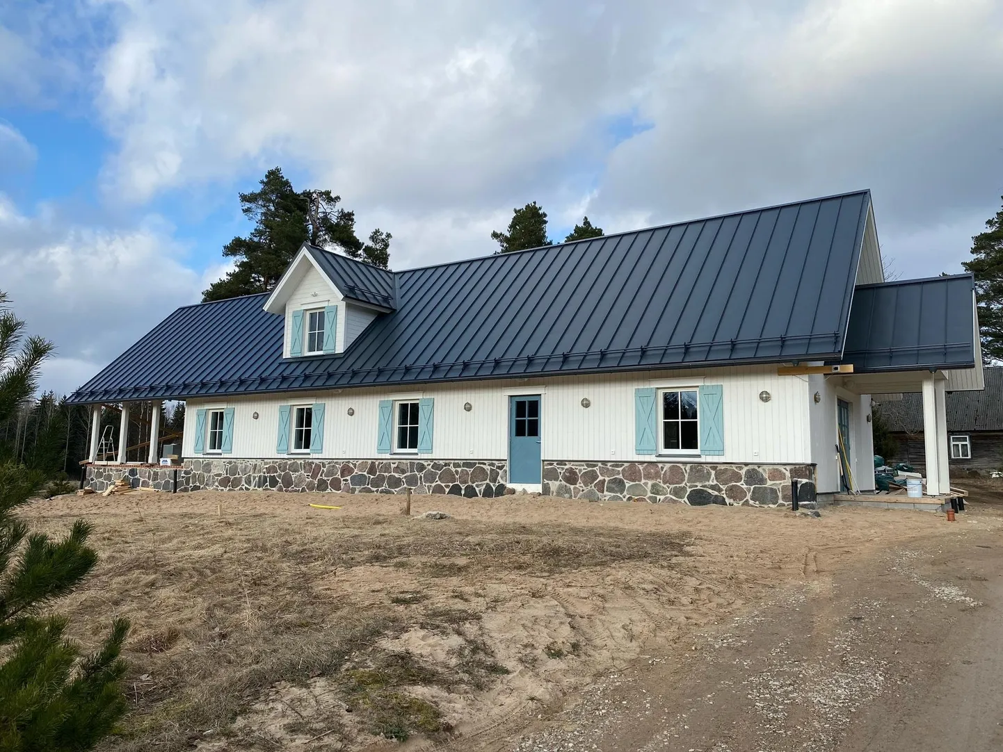 Võrtsjärve ääres Leie külas kaunis siniste uste ja aknaluukidega majas võtab ilmet kalakohvik, mis positiivseima stsenaariumi korral avab oma uksed suve hakul.