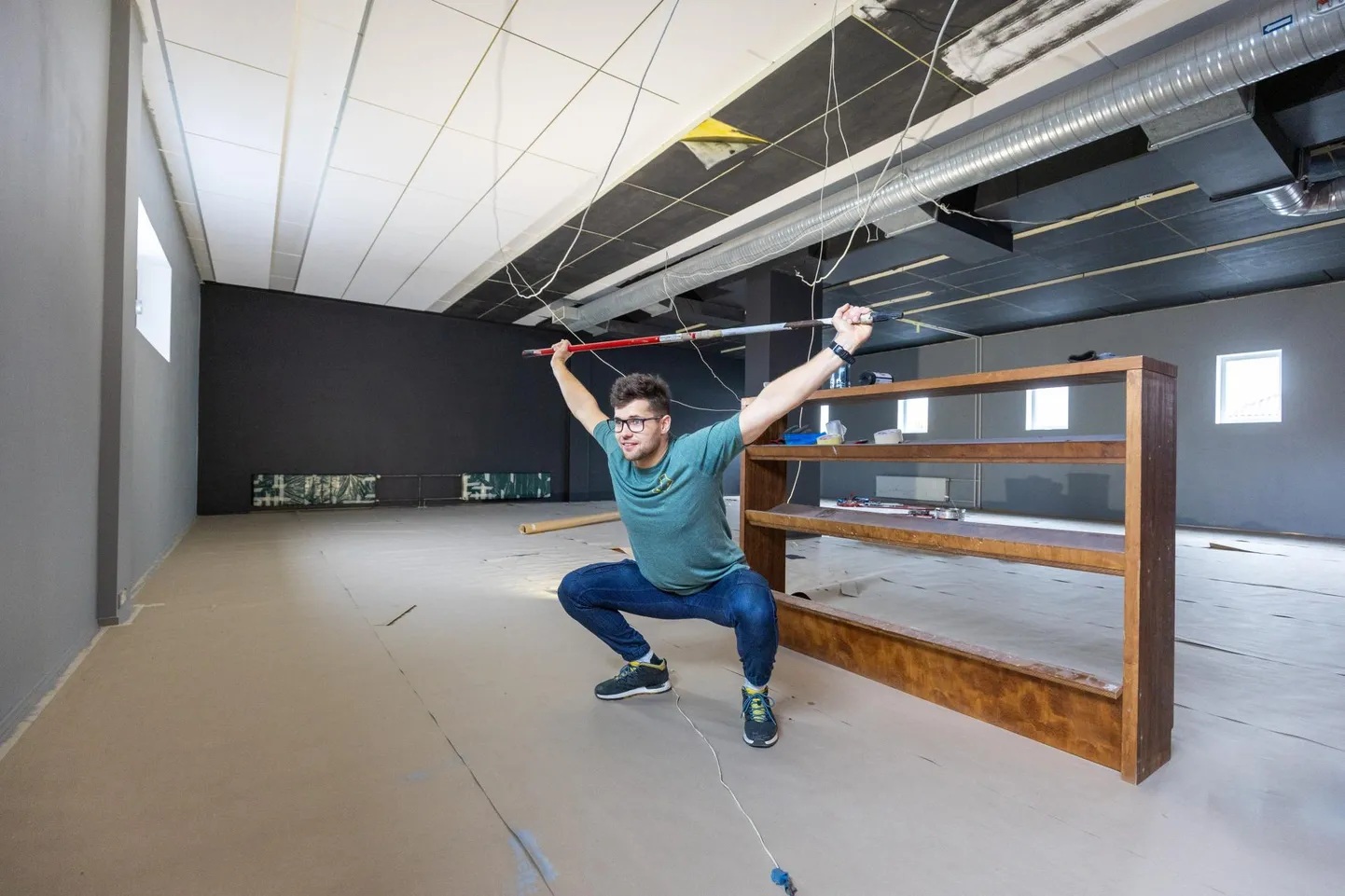 Praegu tuli CrossFit Viljandi eestvedajal ja peatreeneril Mihkel Keldojal harjutuse ettenäitamiseks ehituse keskelt sobiv vahend leida ning harjavars ajas asja ilusti ära. Kuu aja pärast võib seal valminud treeningsaalis samamoodi kangi pea kohale tõsta.