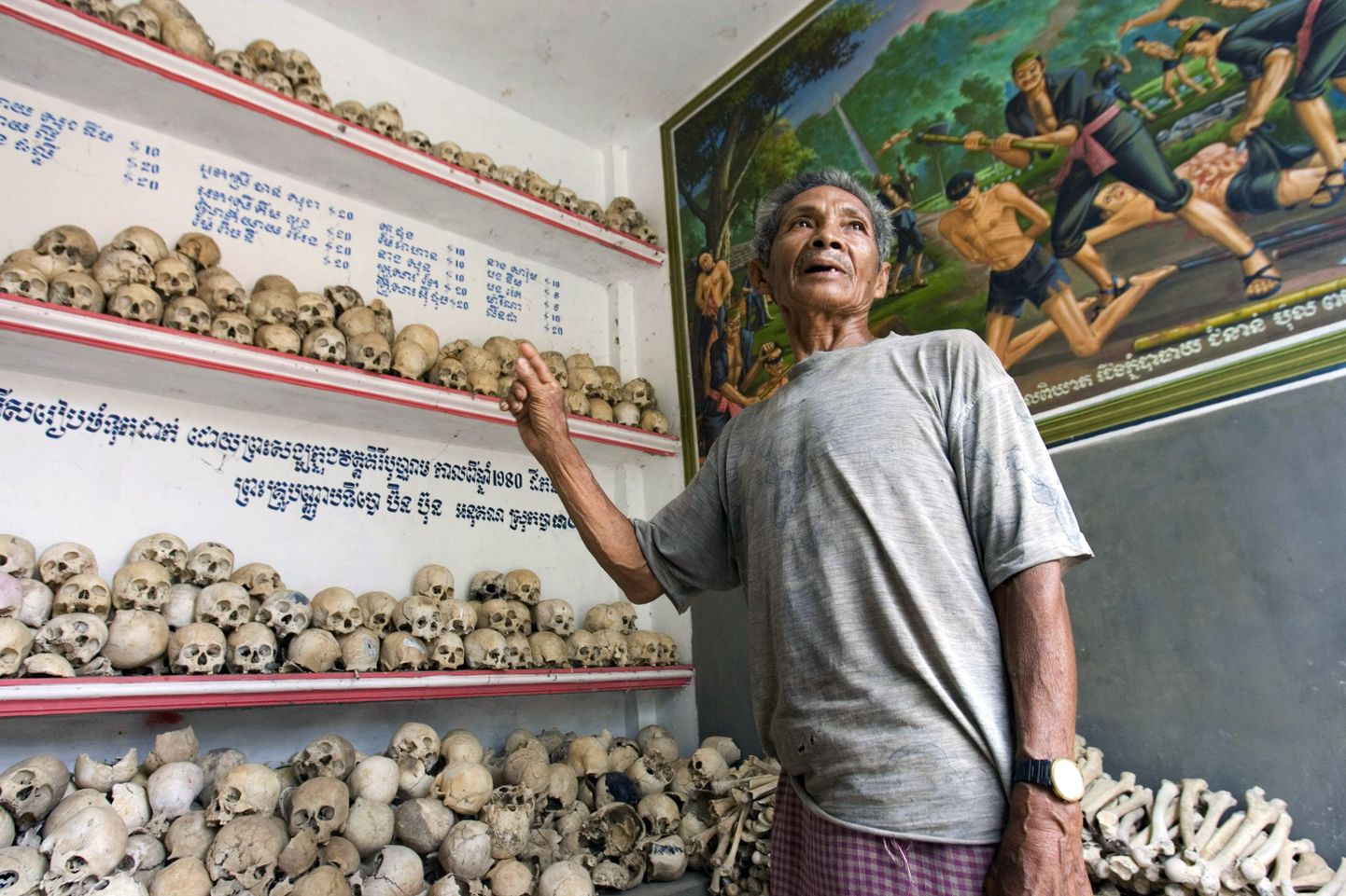 Kambodžalane Loeung Lanh peab Phnom Batheay külas pühamut, kus väljapanekul on punakhmeeride režiimi ajal hukkunute kolbad.