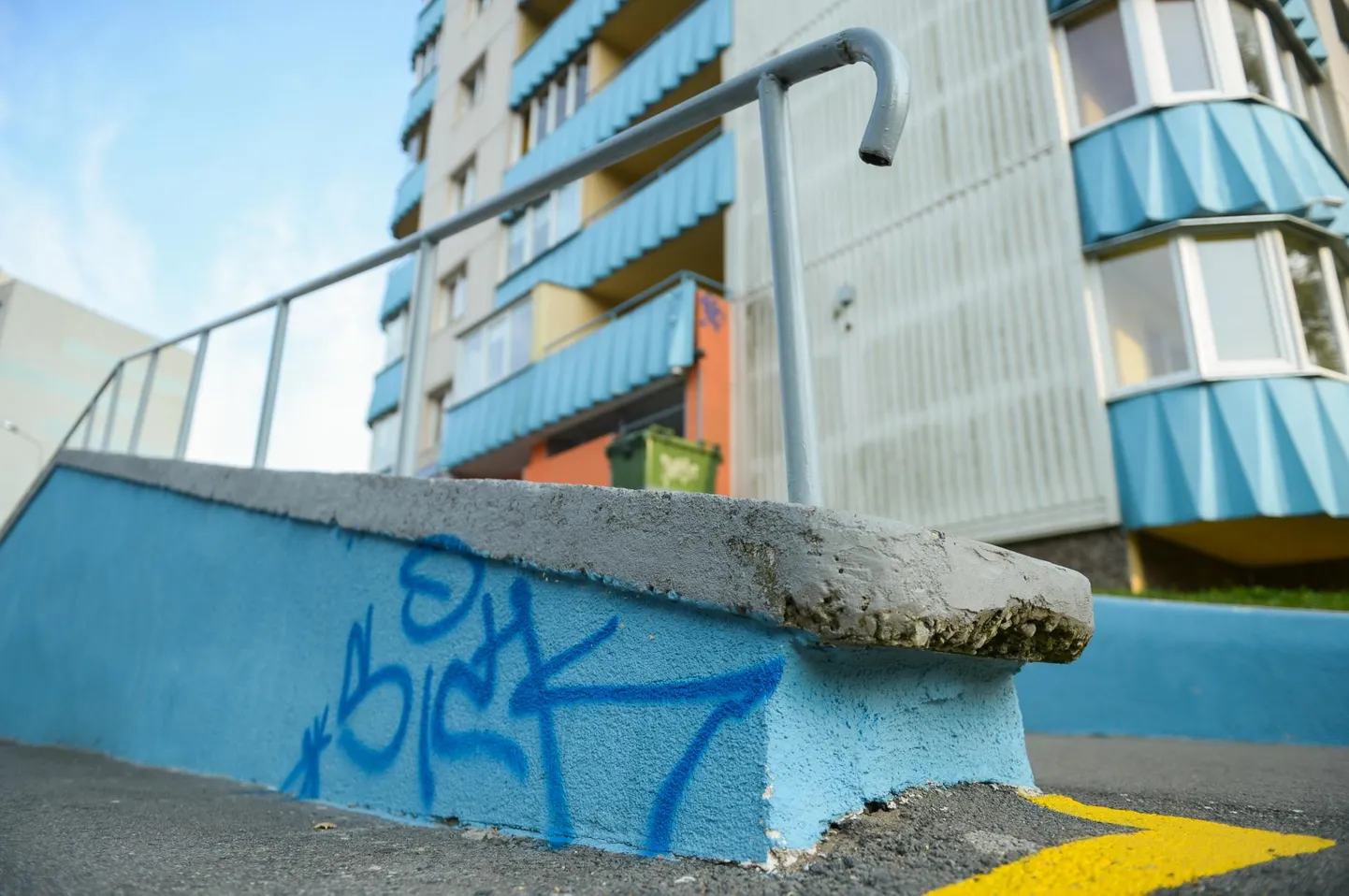 Selle Õismäe maja lähistel lõpetasid kaks koolipoissi eelmisel nädalal inimese elutee. FOTO: Remo Tõnismäe