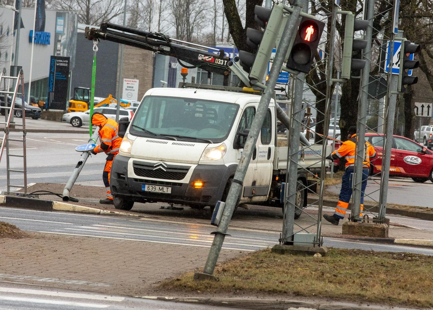 Eile pärastlõunal olid töömehed ametis Tallinna maantee ja Ehitajate tee ristmikul.