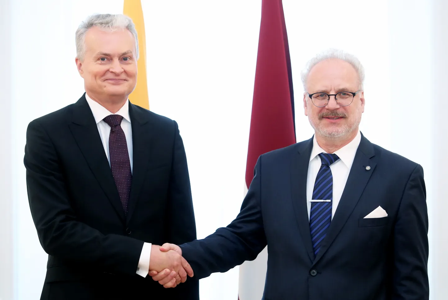 Valsts prezidents Egils Levits (no labās) un Lietuvas prezidents Gitans Nausēda tikšanās laikā Rīgas pilī.