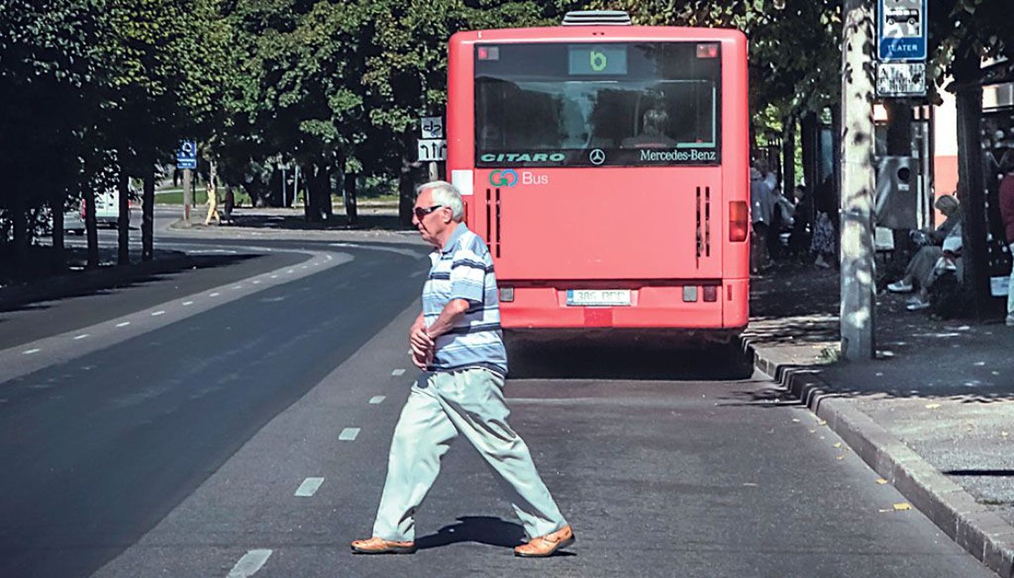Jalakäijad lähevad bussipeatuse juures vales kohas üle tee ja seavad oma elu ohtu.