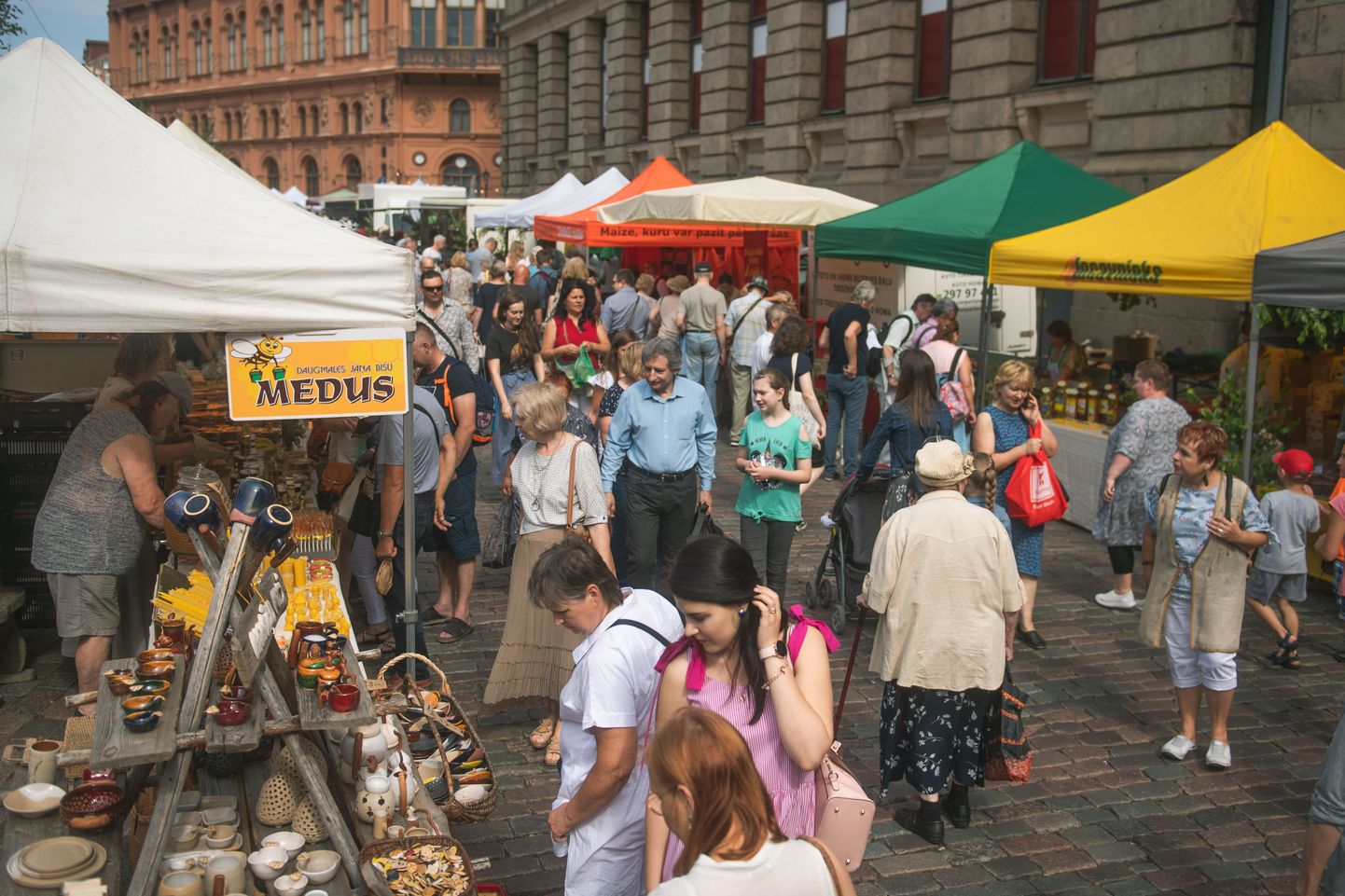 Foto:  Doma laukumā notiek Zāļu tirgus