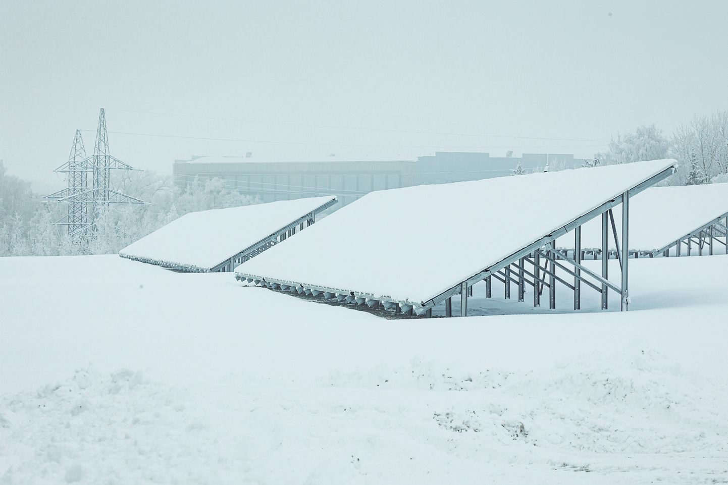 Estonia kaevanduse paekiviplatool asuvad päikesepaneelid olid pargi avamisel lume all, aga soojal ja pilvitul ajal suudavad nad toota nii palju elektrit, et hoida töös kaevanduse ventilatsiooniseadmeid ja veepumpasid.
