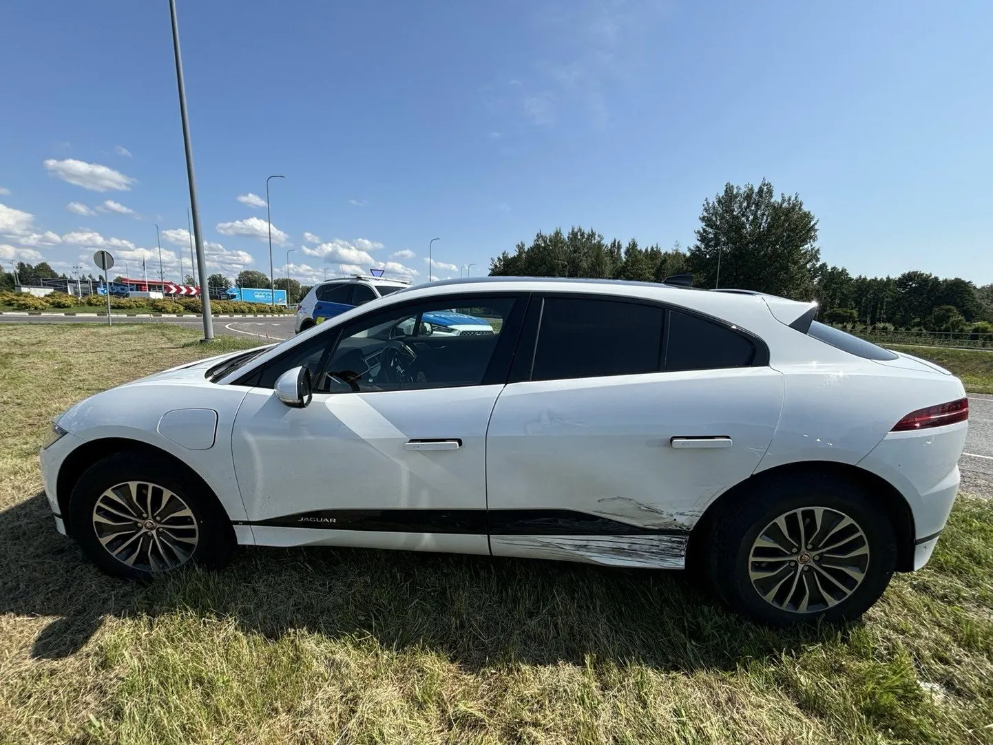 Haapsalu maanteel Pärnu suunas sõitnud Jaguari rihtis ära tanklast välja sõitnud juht, kellele lähenev valge sõiduk kahe silma vahele jäi.