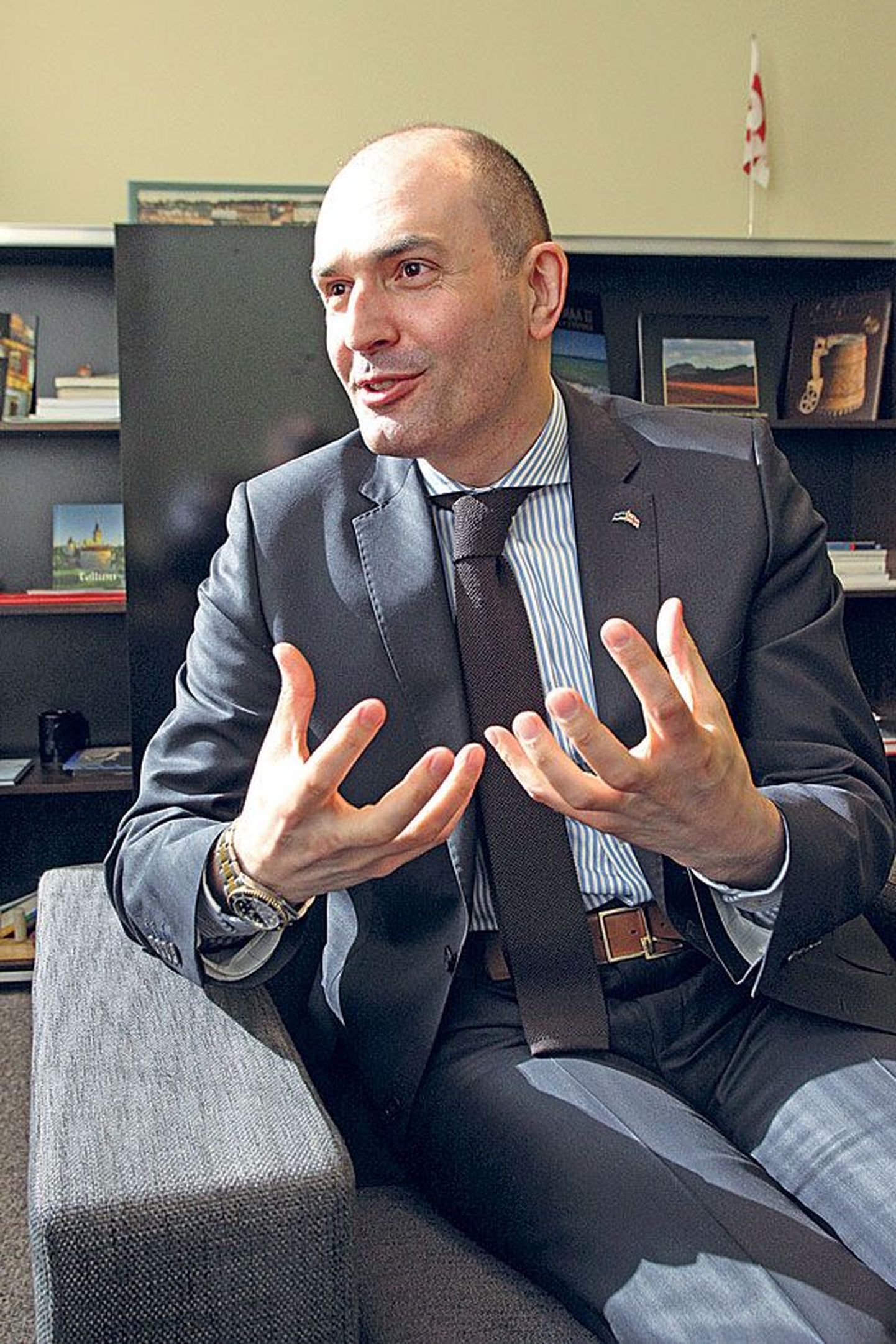 Руслан Абашидзе был послом Грузии в ЭР и во время правления предыдущего правительства Михаила Саакашвили.