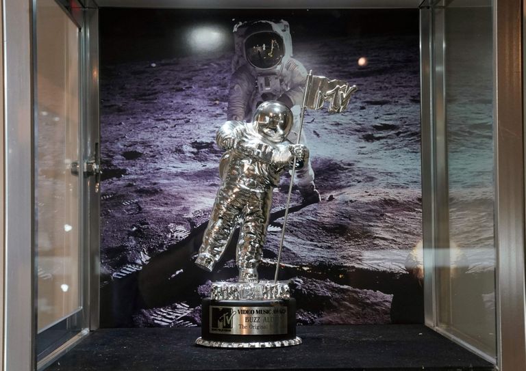 Buzz Aldrinit kujutav MTV muusikaauhind.