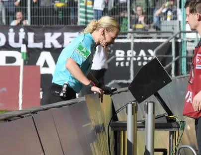 Saksamaal on videokohtunik saanud tippmängude lahutamatuks osaks. Fotol uurib Bundesliga matšil videokordust Mönchengladbachi Borussia ja Berliini Hertha mängu vilistanud Bibiana Steinhaus.