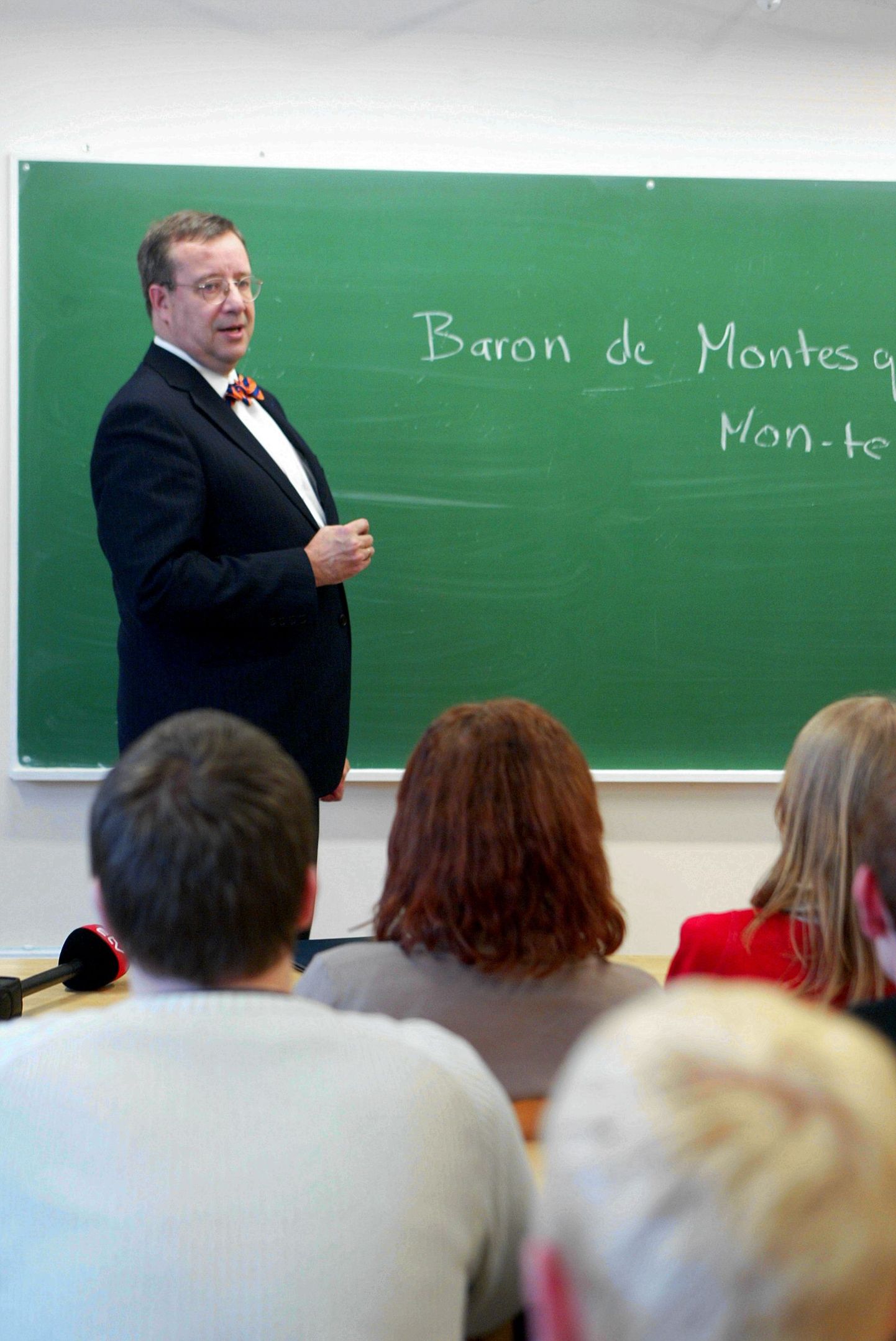 President Toomas Hendrik Ilves Luua Metsanduskoolis ühiskonnaõpetuse näidistundi andmas.