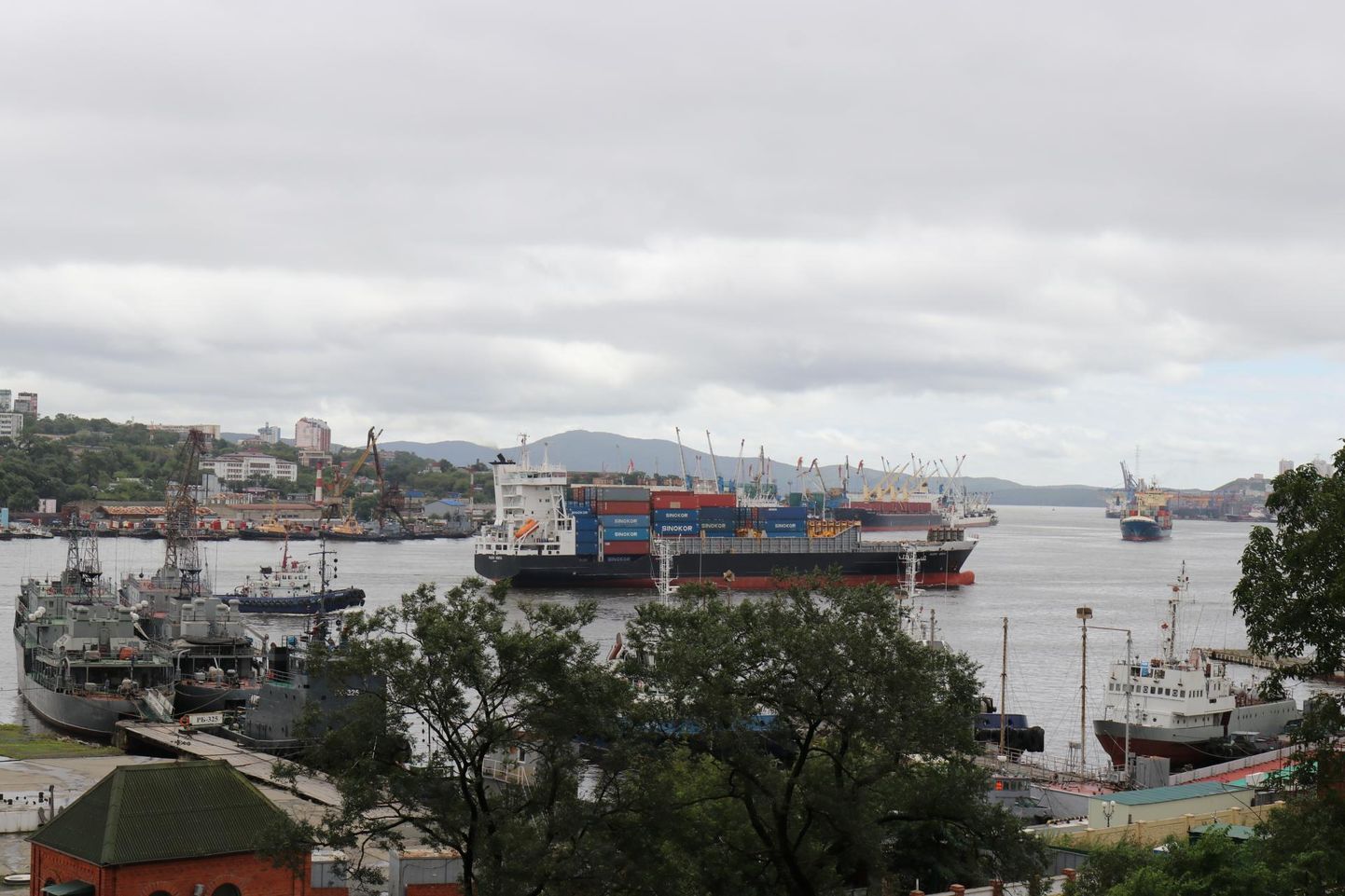 Hiina ja Venemaa vahel sõitev konteinerlaev Pacific Geneva siseneb Vladivostoki sadamasse. Venemaa ja Hiina vaheline kaubavahetus on aastas üle 100 miljardi dollari, Venemaa loodab seda lähiaastatel kahekordistada.