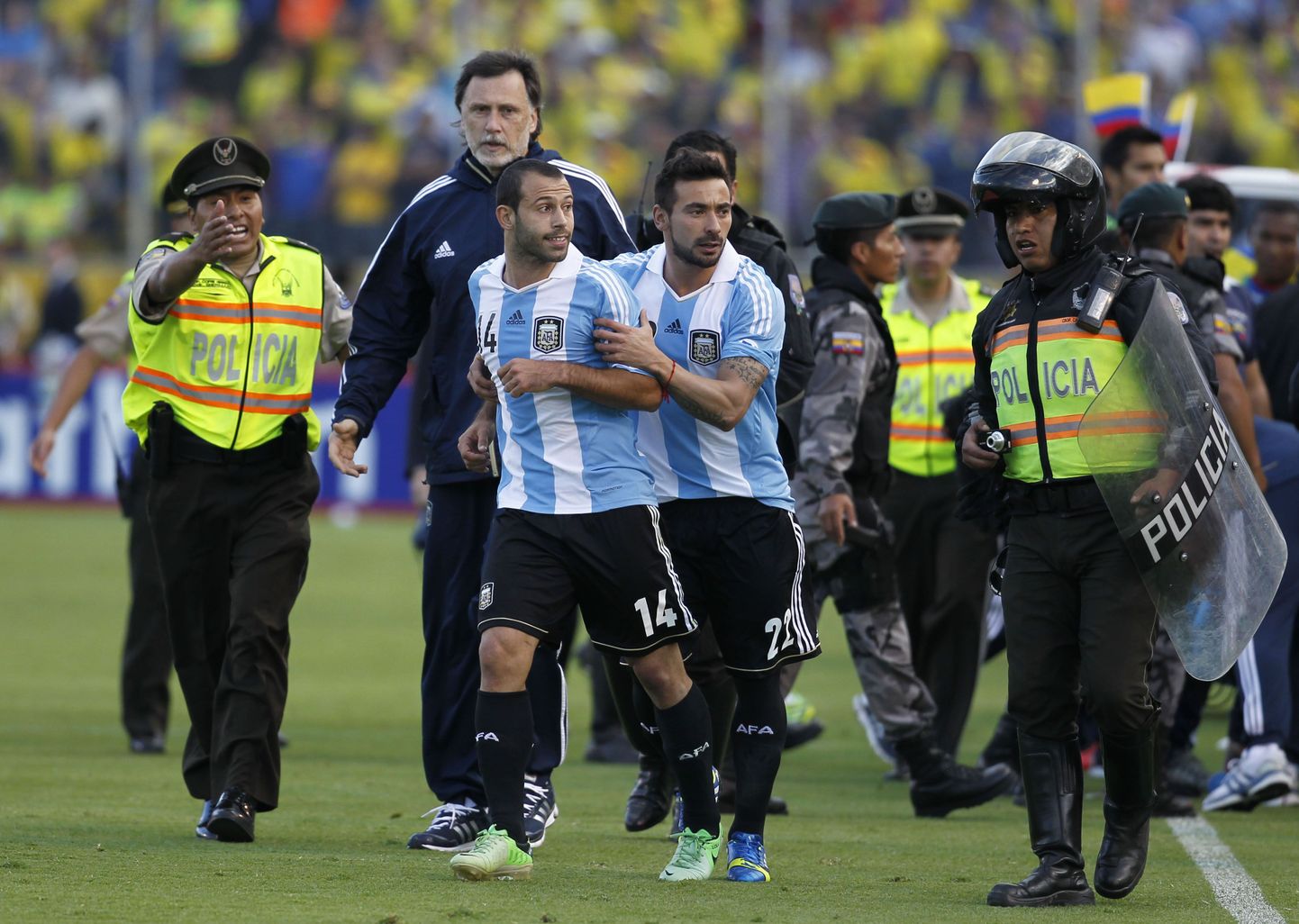 Ezequiel Lavezzi (paremal)talutab absurdselt käitunud Javier Mascheranot väljakult minema