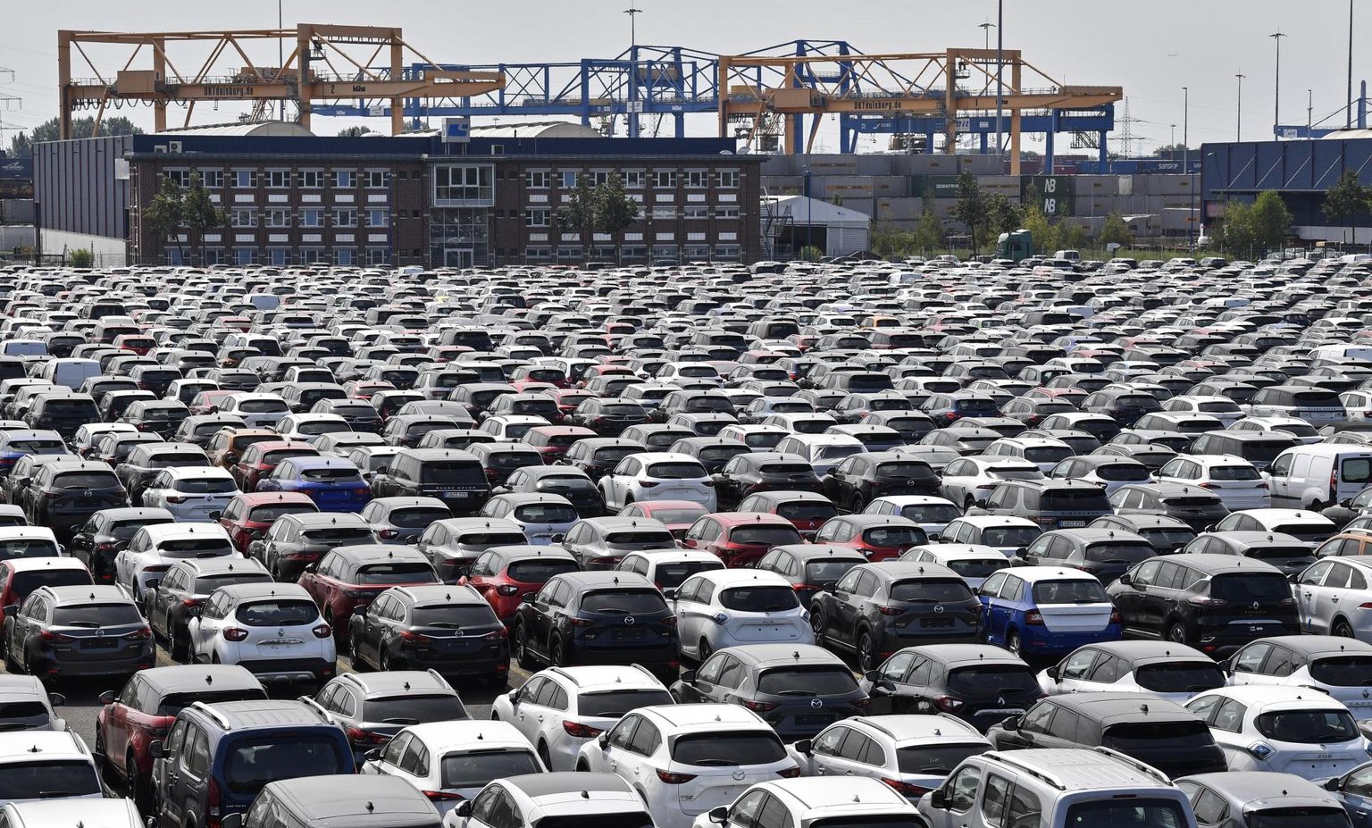Uued autod Duisburgis logistikakeskuses. Saksa autotööstust on koroonakriis tabanud iseäranis rängalt.