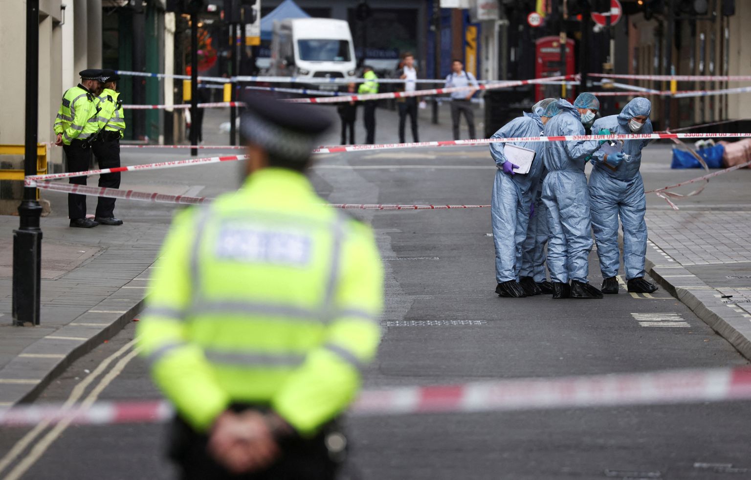Двое полицейских получили ножевые ранения в центре Лондона